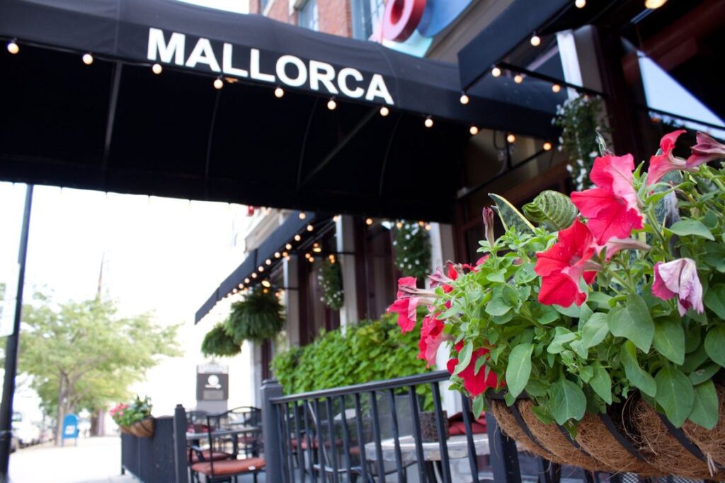 mallorca-restaurant-cleveland-canopy-flowers